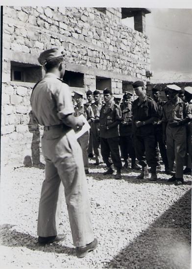 Poste de Nara de dos est le Sous -  Lieutenant  Perrenec