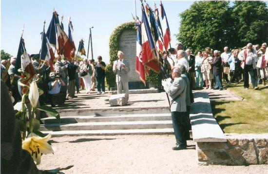 Retr à St Junien ( Haute Vienne ) en 2006 le Colonel Raymond Roux au micro