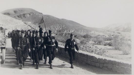 Défilé avec l'Adjudant Prat devant à droite