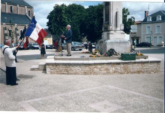 Retr du 10-17ème B.C.P à Vasles ( Deux-Sèvres ) en 1999 .Discours du Colonel Costes