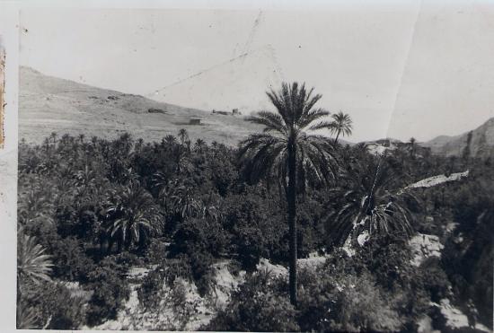 Sur la pente l'on voit le poste d'Ouled Messaoud