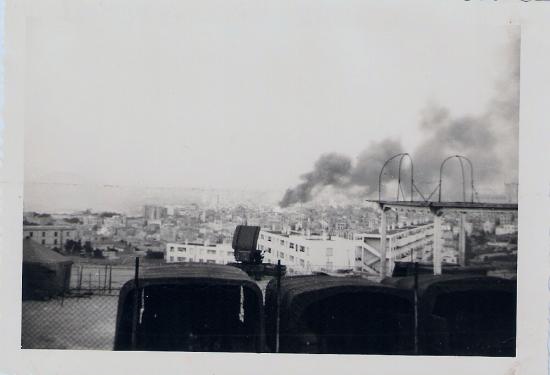 cuves de pétrole en feu au port d'Oran en 1962